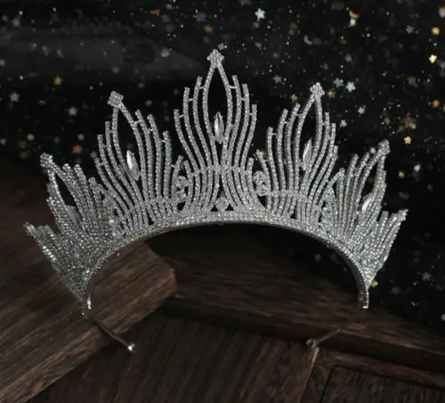 Coroa Tiara prata com fios de strass