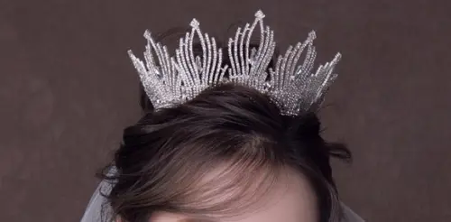Coroa Tiara prata com fios de strass