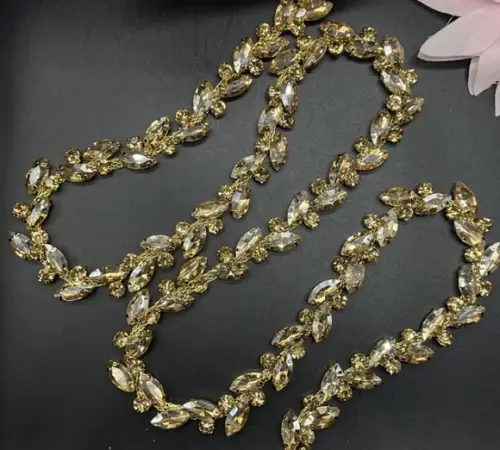 Corrente Dourada Folhas de Strass (em Vidro)