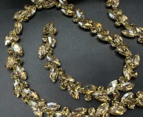 Corrente Dourada Folhas de Strass (em Vidro)