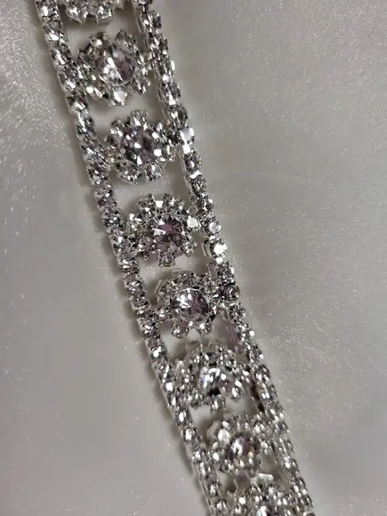 Kit com 4 Apliques Folhas de Strass Prata 56cm Cada