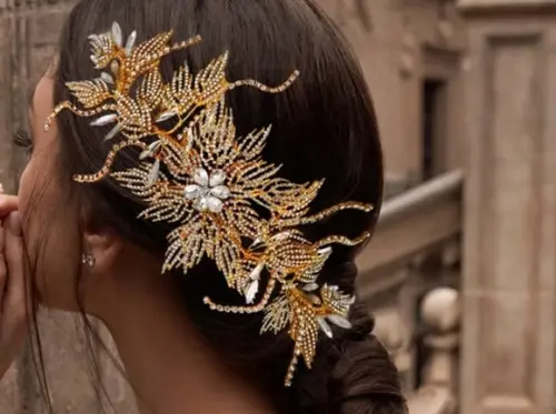 Arranjo de cabeça flores e folhas de strass dourado