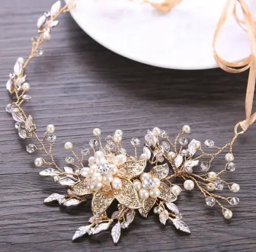 Arranjo de cabelo com flores e pérolas dourado ou prata