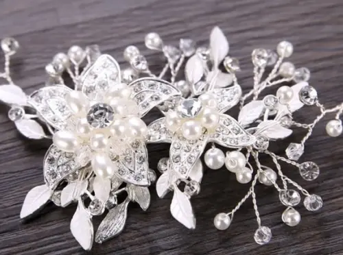 Arranjo de cabelo com flores e pérolas dourado ou prata