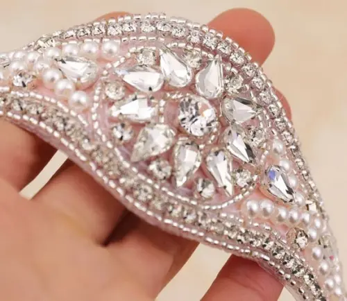 Cinto bordado com pérolas e strass