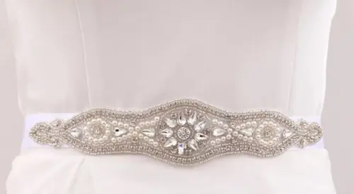 Cinto bordado com pérolas e strass