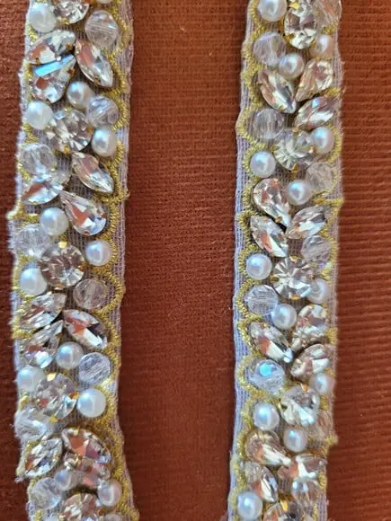 Cinto Bordado com Strass e Pérolas Pespontado Dourado