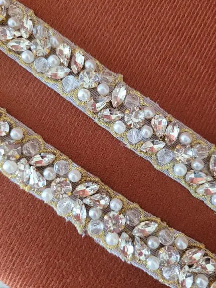 Cinto Bordado com Strass e Pérolas Pespontado Dourado