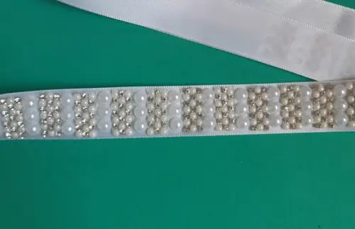 Cinto de strass e pérolas delicado