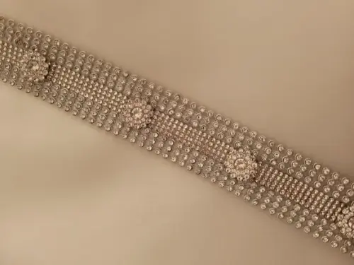 Cinto de strass prata com aplique de flores 3D