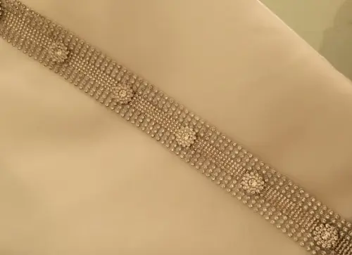 Cinto de strass prata com aplique de flores 3D