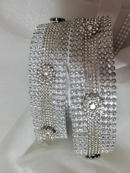 Cinto de strass prata com aplique de flores 3D