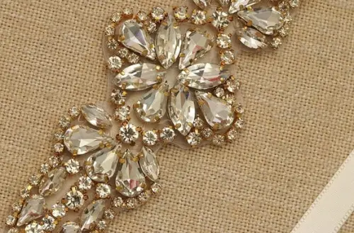 Cinto dourado de strass