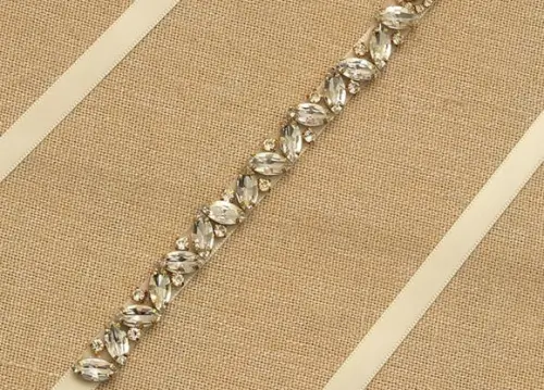 Cinto dourado de strass