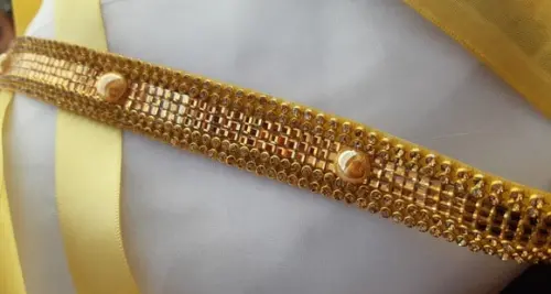 Cinto dourado espelhado com pérolas