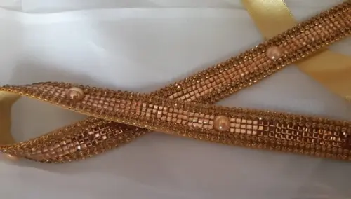 Cinto dourado espelhado com pérolas
