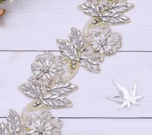 Cinto Flores Bordadas com Pérolas e Strass