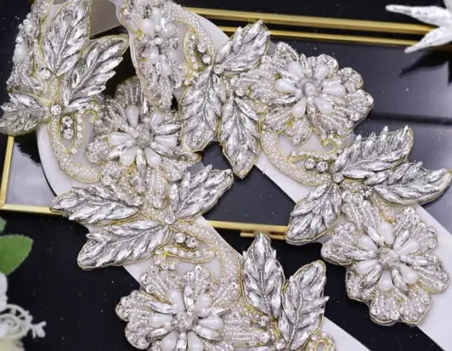 Cinto Flores Bordadas com Pérolas e Strass