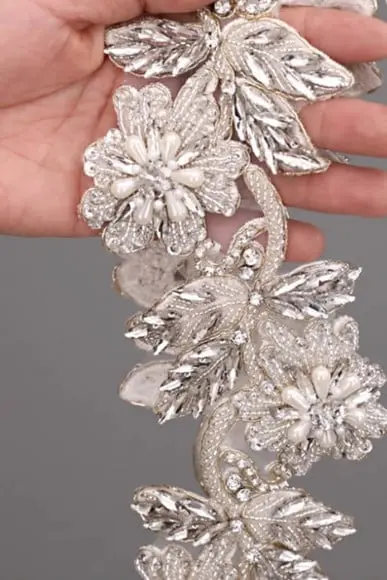 Cinto Flores Bordadas com Pérolas e Strass