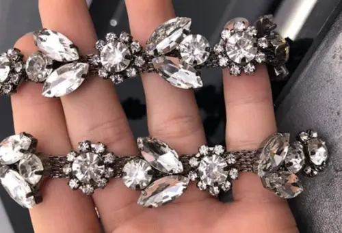 Cinto Flores de strass prata com metal grafite