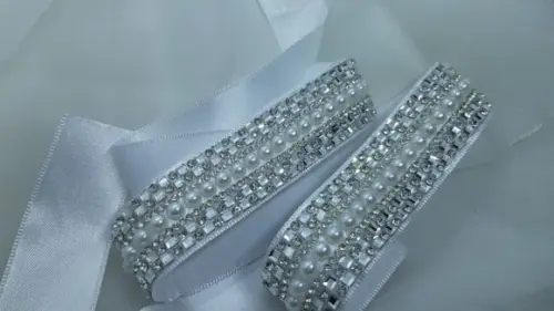 Cinto Prateado com Pérolas e Strass