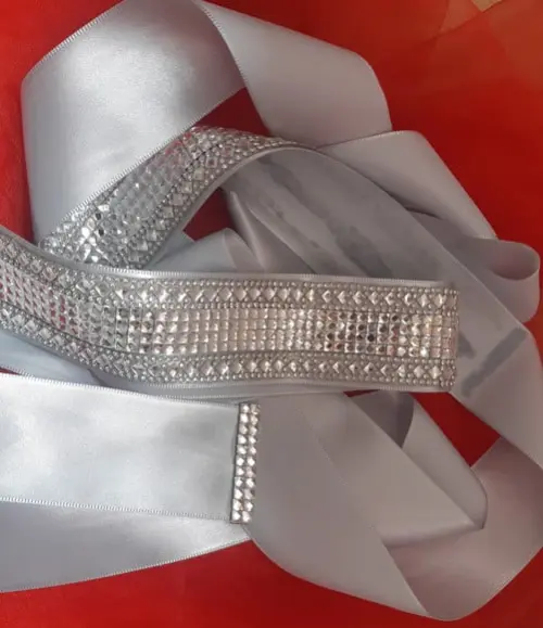 Cinto prateado largo com strass e mini espelhos