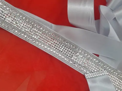Cinto prateado largo com strass e mini espelhos