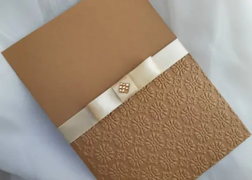 Convite Cor Kraft com Textura e Fita