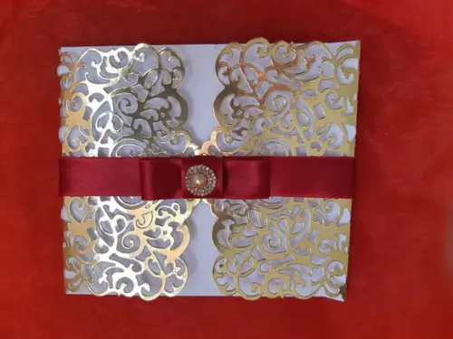 Convite Rendado Dourado Laminado