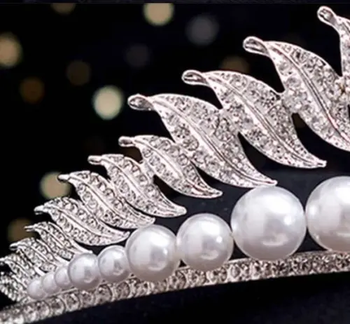 Coroa Tiara com pérolas e strass prata ou dourada