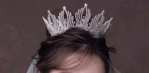 Coroa Tiara prata com fios de strass