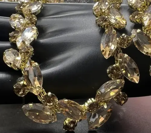 Corrente Dourada Folhas de Strass (em Vidro)
