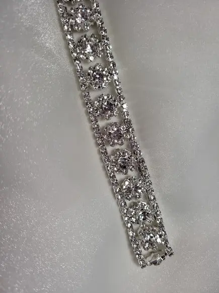 Kit com 4 Apliques Folhas de Strass Prata 56cm Cada