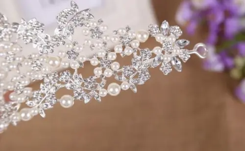 Tiara Flores de pérolas e strass