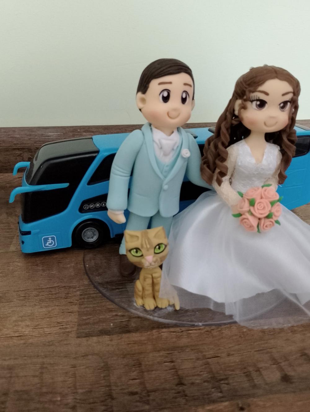 Noivinhos com ônibus