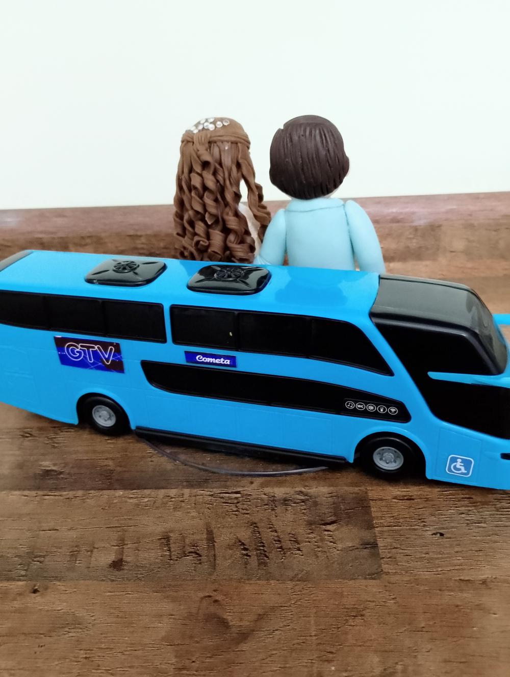 Noivinhos com ônibus