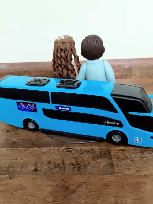 Noivinhos com ônibus
