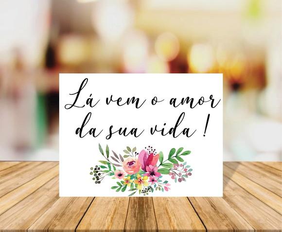 Placa de Casamento Personalizada Lá Vem o Amor Fundo Branco
