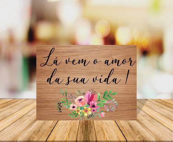 Placa Casamento Personalizada Lá Vem o Amor Fundo Claro