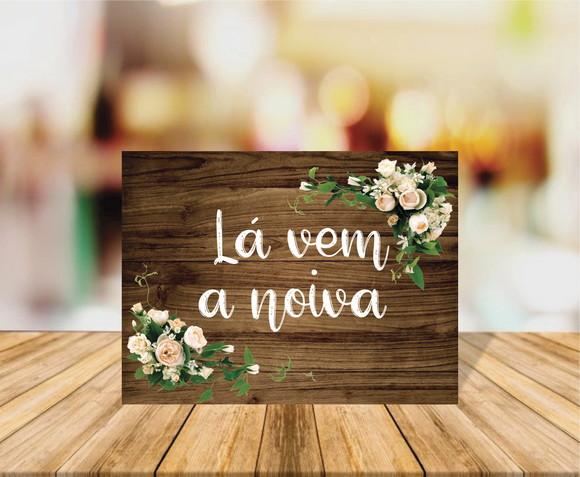 Placa de Casamento Lá Vem a Noiva Fundo Amadeirado Escuro