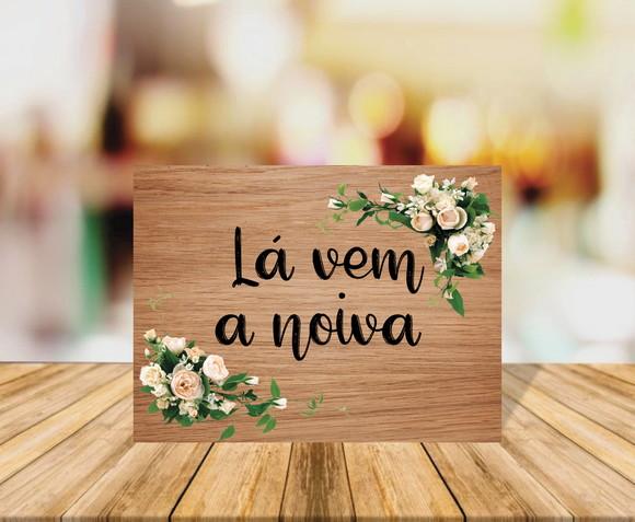 Placa de Casamento Lá Vem a Noiva Fundo Amadeirado Claro