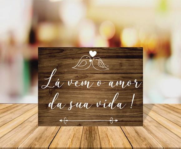 Placa de Casamento Lá Vem o Amor da Sua Vida Fundo Escuro