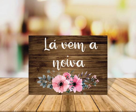 Placa de Casamento Lá Vem a Noiva Fundo Amadeirado Escuro