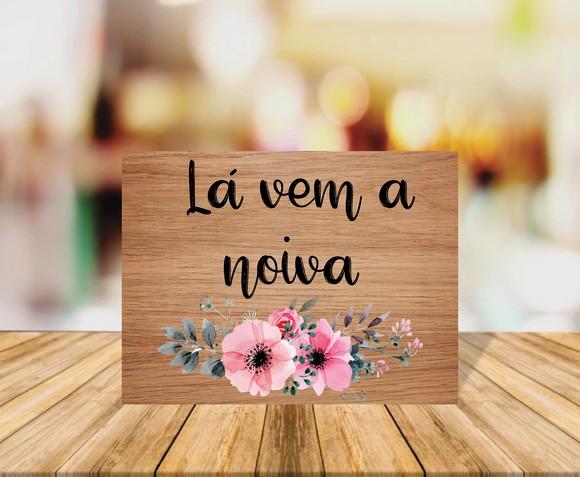 Placa de Casamento Lá Vem a Noiva Fundo Amadeirado Claro