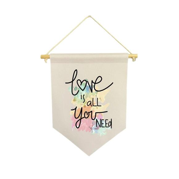 Flamula decorativa frases love is all you need