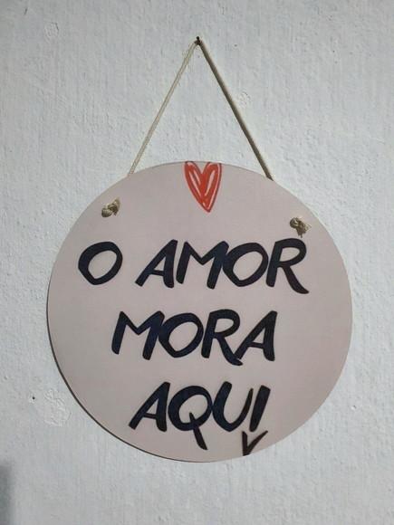 FLAMULA REDONDA DE MADEIRA MDF O AMOR MORA AQUI 25 cm
