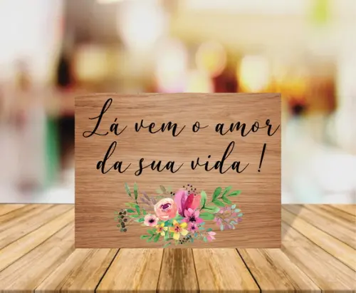 Placa Casamento Personalizada Lá Vem o Amor Fundo Claro