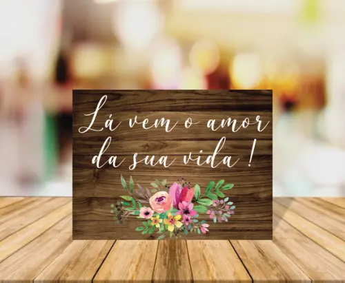 Placa Casamento Personalizada Lá Vem o Amor Fundo Escuro