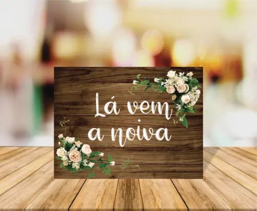 Placa de Casamento Lá Vem a Noiva Fundo Amadeirado Escuro