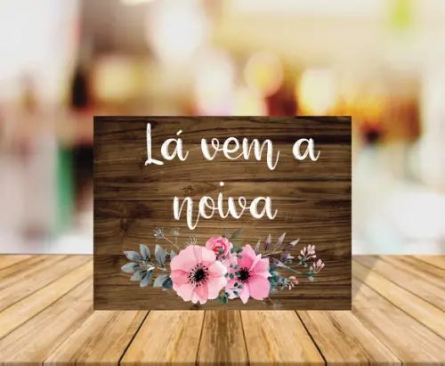 Placa de Casamento Lá Vem a Noiva Fundo Amadeirado Escuro